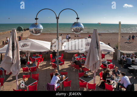 Brighton, ENGLAND - 12. Juli 2016 Brighton Beach spiegelt sich in einer Spiegelkugel hängen in einem der Cafés direkt am Strand Stockfoto