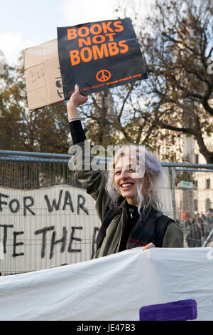 London, UK. 19. November 2016. Studenten protestieren gegen Gebühren und Schnitten und Schulden im Zentrum von London. Mädchen hält Plakat "Bücher nicht Bomben Stockfoto