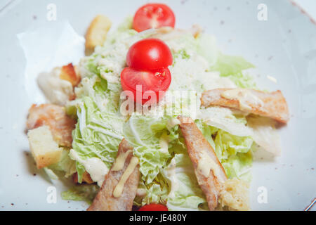 Caesar Salat mit Hähnchenfilet und Parmesan-Käse Stockfoto