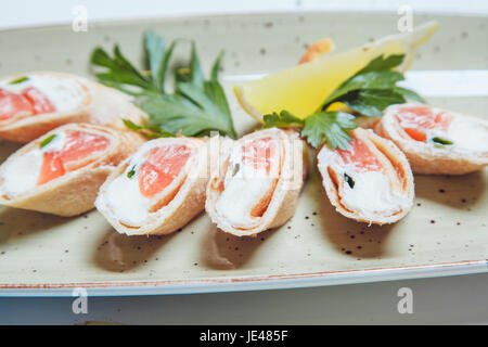 Pfannkuchen mit Lachs und Käse. Stockfoto