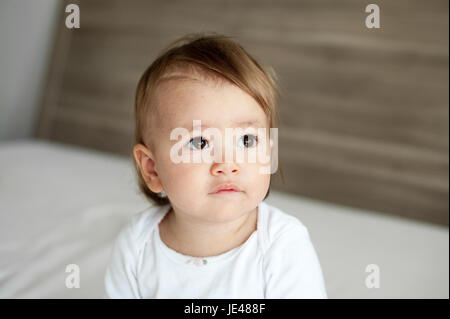 Freundlich ein Jahr altes Baby Gefühl reflektierende Stockfoto