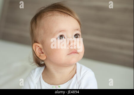 Freundlich ein Jahr altes Baby Gefühl reflektierende Stockfoto