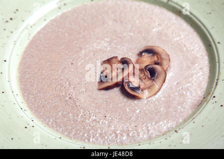 Cremesuppe mit Pilze Champignon. Stockfoto