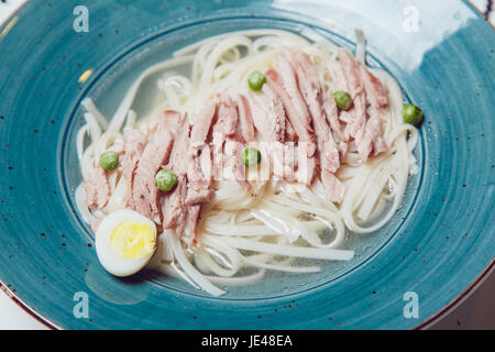 Suppe mit Nudeln und Hähnchenfilet. Stockfoto