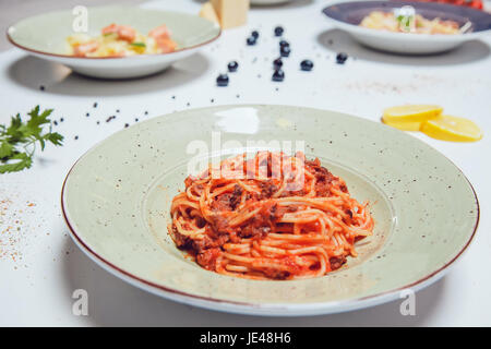 Spaghetti Nudeln mit Bolognese-Sauce auf weißen Tisch. Stockfoto