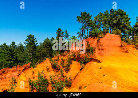 Rote Klippen im Roussillon (Les Ocres), Provence, Frankreich Stockfoto