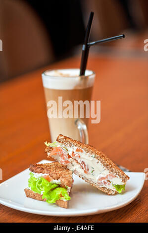 Sandwich mit Käse und Lachs und Gemüse mit latte Stockfoto