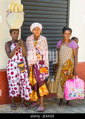 Antsiranana, Madagaskar - 20. Dezember 2015: Unidentified Madagaskar Frauen in bunten Kleidern auf der Straße von Antsiranana (Diego Suarez), Madagaskar Stockfoto