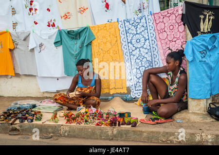 Hell-Ville, Madagaskar-19. Dezember 2015: Indigene Frauen verkaufen bunt bestickten Tischdecken, Stoffe und Souvenirs auf dem Weg in die Hölle-Vill Stockfoto