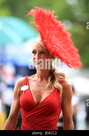 Frau Celia Sawyer während Tag drei des Royal Ascot in Ascot Racecourse. Stockfoto