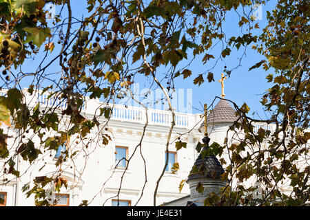 Livadiya Palast und Kirche in Herbsttag, Crimea Stockfoto