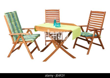 Set aus Holz Gartenmöbel - Tisch und 3 Stühlen, isoliert auf weiß und mit Beschneidungspfad zu Falten. Schöne Gartenmöbel set mit Dekoration. Stockfoto