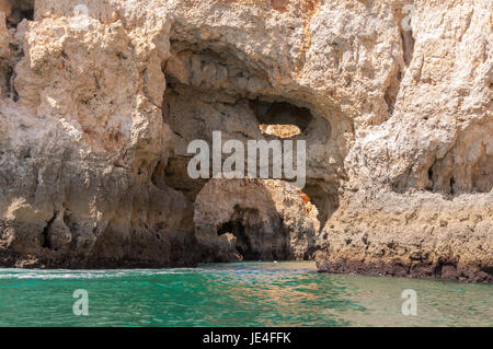 Felsformationen in der Nähe von Lagos in Portugal vom Wasser aus gesehen Stockfoto