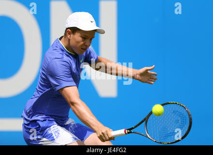 Der US-Amerikaner Stefan Kozlov während seines Spiels gegen den Kroatischen Marin Cilic am vierten Tag der AEGON Championships 2017 im Queen's Club, London. DRÜCKEN SIE VERBANDSFOTO. Bilddatum: Donnerstag, 22. Juni 2017. Siehe PA Geschichte TENNIS Queens. Bildnachweis sollte lauten: Steven Paston/PA Wire. . Stockfoto