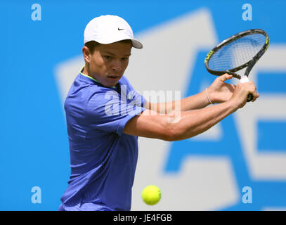 Der US-Amerikaner Stefan Kozlov während seines Spiels gegen den Kroatischen Marin Cilic am vierten Tag der AEGON Championships 2017 im Queen's Club, London. DRÜCKEN SIE VERBANDSFOTO. Bilddatum: Donnerstag, 22. Juni 2017. Siehe PA Geschichte TENNIS Queens. Bildnachweis sollte lauten: Steven Paston/PA Wire. . Stockfoto