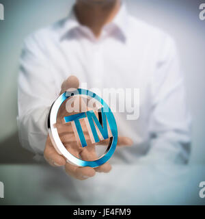 Man Betrieb metallischen Markensymbol. Konzept-Bild zur Illustration des geistigen Eigentums oder zum Schutz von Produkten oder Dienstleistungen. Stockfoto