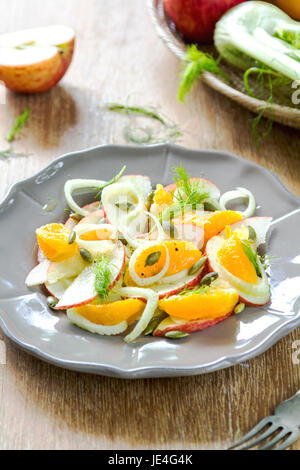 Orange mit Apfel-Fenchel-Salat von frischen Zutaten Stockfoto