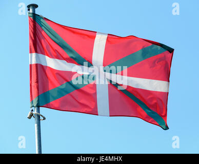 Baskenland Flagge, blauen Himmelshintergrund Stockfoto