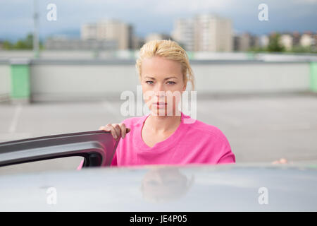 Porträt von verantwortlich Fahrerin mit Autoschlüssel in der Hand. Fahrschule Safe. Stockfoto