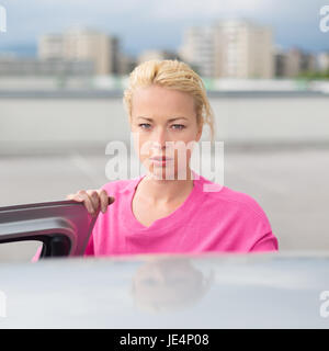 Porträt von verantwortlich Fahrerin mit Autoschlüssel in der Hand. Fahrschule Safe. Stockfoto