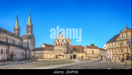 Bamberg, Deutschland. Panorama der Domplatz quadratisch mit Bamberger Dom, alte Hof und Staatsbibliothek Stockfoto