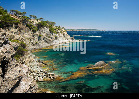 Wandern auf dem "Sentier du littoral" auf der Presqu'Île de Giens, Frankreich Stockfoto