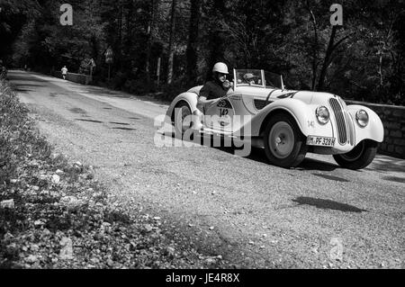 GOLA DEL FURLO, Italien - 19. Mai: BMW 328 1937 auf einem alten Rennwagen Rallye Mille Miglia 2017 die berühmte italienische historische Rennen (1927-1957) am 19. Mai Stockfoto