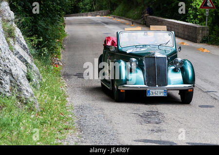 GOLA DEL FURLO, Italien - Mai 19: LANCIA APRILIA CABRIOLET 1940 auf einem alten Rennwagen Rallye Mille Miglia 2017 das berühmte italienische historische Rennen (1927 Stockfoto