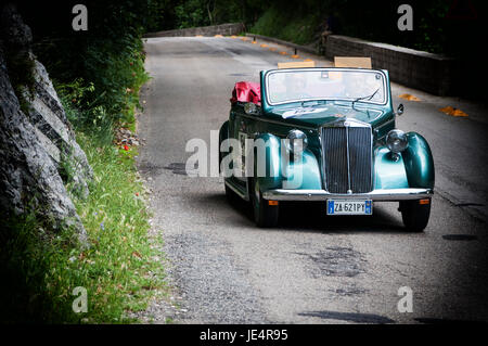 GOLA DEL FURLO, Italien - Mai 19: LANCIA APRILIA CABRIOLET 1940 auf einem alten Rennwagen Rallye Mille Miglia 2017 das berühmte italienische historische Rennen (1927 Stockfoto