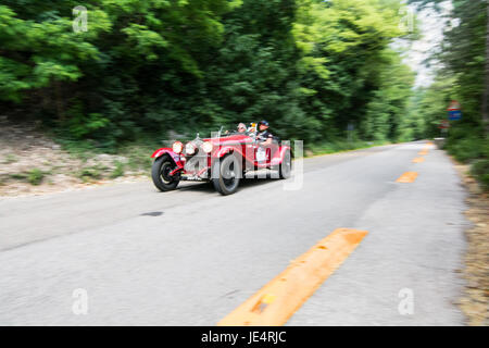 GOLA DEL FURLO, Italien - Mai 19: ALFA ROMEO 6 1750 GT ZAGATO 1931 auf einem alten Rennwagen Rallye Mille Miglia 2017 der berühmten italienischen historischen Rennen) Stockfoto