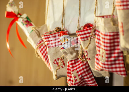 Taschen für einen Adventskalender an dem Kamin hängen Stockfoto