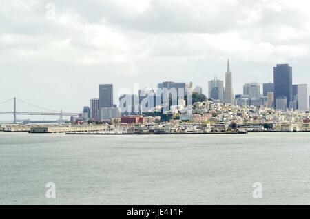 Die Skyline von San Francisco in Kalifornien, Vereinigte Staaten von Amerika von Alcatraz Island. Ein Blick auf das Stadtbild, Wolkenkratzer, Architektur, fishermans Wharf und Pier Transamerica Pyramid und Bay Bridge. Stockfoto