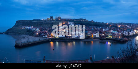 Whitby Hafen bei Nacht, North Yorkshire Stockfoto