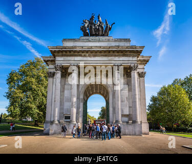 LONDON - 5. Oktober 2014: Wellington Arch am 5. Oktober 2014 in London. Auch bekannt als Verfassung Bogen oder den Green Park Bogen, konzipiert als ein Denkmal für den Herzog von Wellington und ursprünglich einen großen Auftritt für London (durch den Hyde Park). Stockfoto