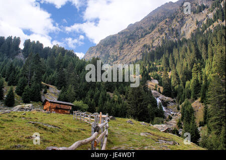 Malversuche Zu Den Spronser gesehen Im Naturpark Texelgruppe in Südtirol, Italien, Wälder, Felsen, Staelebank Hänge, Eine Hütte Und Ein Wildbach, Blauer Himmel Und Weiße Wolken Wanderung zu den Spronser Seen im Naturpark Texel Gruppe in Südtirol, Italien, Wälder, Felsen, steile Hänge, eine Hütte und ein Torrent, blauer Himmel und weiße Wolken Stockfoto