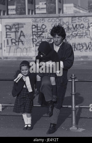 Eine Mutter und ihre Kinder haben vor der Berliner Mauer fotografieren. Stockfoto