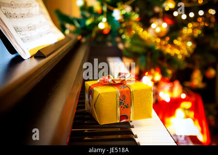 Weihnachts-Geschenk am Klavier. Chrismtas Dekoration mit Geschenk am Klavier Stockfoto
