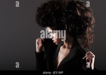 Hochsteckfrisur. Exzentrische Frau mit lockigen Haare gestylt Stockfoto