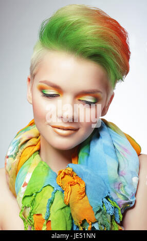 Frau mit lebendigen bunten Bob Haarschnitt und hellen Make-up Stockfoto