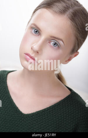 Porträt von bezaubernd hübsche Teen Mädchen in grün Stockfoto