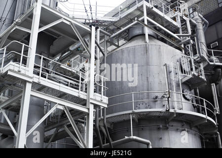 Rohre, Rohre, Maschinen und Dampfturbine in einem Kraftwerk Stockfoto
