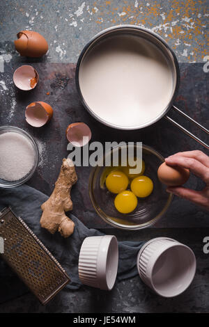 Crème brûlée auf dem Stein Hintergrund vertikale Kochen Stockfoto