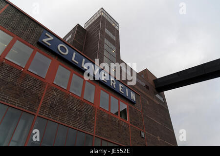 Der Kohlebergwerk Zollverein ist seit 2001 in die UNESCO-Liste des Weltkulturerbes eingetragen. Es ist ein großer ehemaliger Industriestandort in der Stadt Essen, Deutschland. Ab 1847-1986 fanden Bergbauaktivitäten statt. Mit seinem bauhausstil gilt es als architektonisches und technisches Meisterwerk. Es war als die schönste Kohlemine der Welt bekannt. Stockfoto