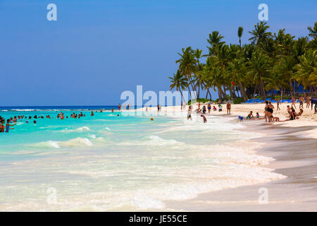 Strand der Insel Saona mit Touristen an die heißen Sommertag. Stockfoto