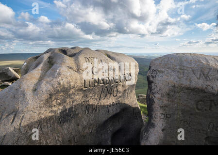 Alten Graffiti auf den Felsen am Regal Steinen auf Bleaklow, Derbyshire, England. Stockfoto