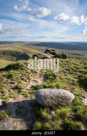 Regal Steinen auf Bleaklow, einer Fläche von Moorlandschaft in der Nähe von Glossop in Dark Peak, Derbyshire, England. Stockfoto