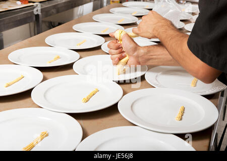 Chefkoch Gerichte vor mit einem Salat-dressing Stockfoto