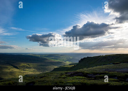 Großen Himmel über den Hügeln von Glossop in North Derbyshire. Manchester in weiter Ferne. Stockfoto