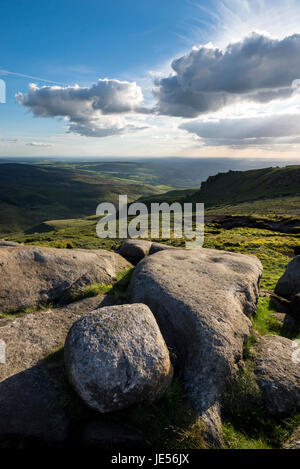 Regal Steinen auf Bleaklow, einer Fläche von Moorlandschaft in der Nähe von Glossop in Dark Peak, Derbyshire, England. Stockfoto