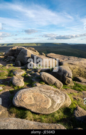 Regal Steinen auf Bleaklow, einer Fläche von Moorlandschaft in der Nähe von Glossop in Dark Peak, Derbyshire, England. Stockfoto